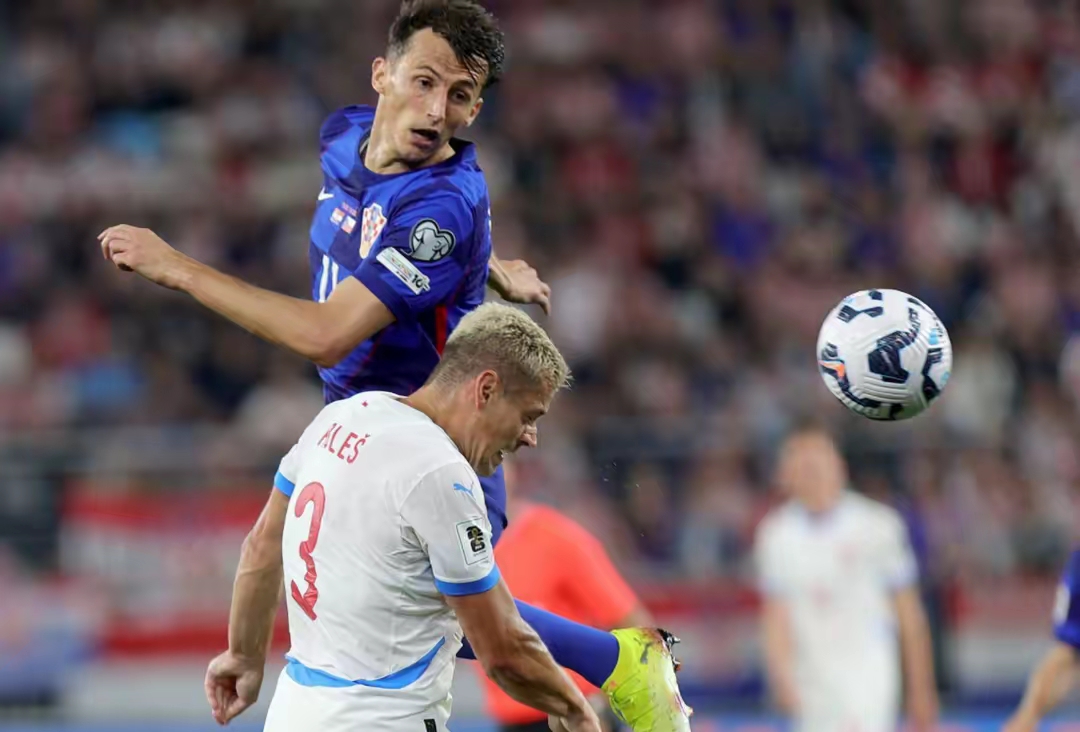 包含今夜法兰克福豪取连胜——意大利杯节点到来，引发热议，轮换策略成焦点的词条