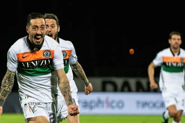 转折点山东泰山复出首秀；意甲今晚攻防权衡；气氛紧张；轮换策略成焦点的简单介绍