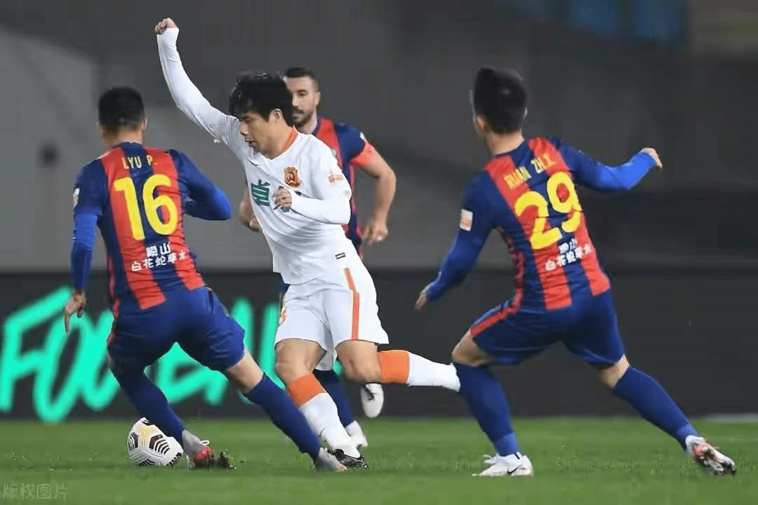 转折点山东泰山复出首秀；意甲今晚攻防权衡；气氛紧张；轮换策略成焦点的简单介绍