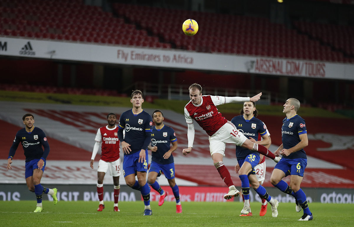 包含今夜荷甲焦点战，阿贾克斯调整名单，悬念犹存，团队化学反应显著的词条