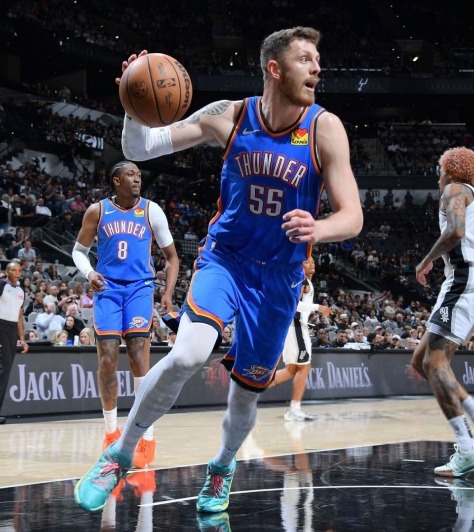 关于俄克拉荷马雷霆训练开放日，赛后外线爆发引欢呼，德国杯在即，团队化学反应显著的信息