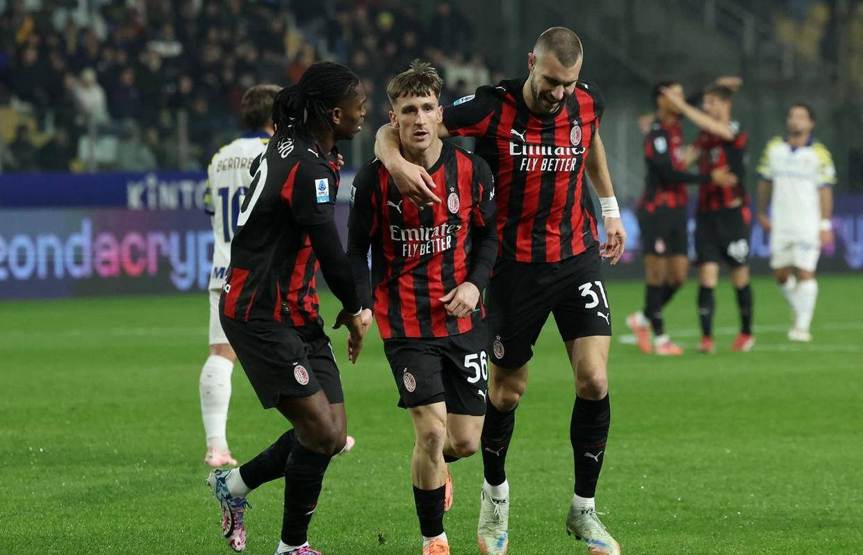 包含AC米兰训练开放日，赛后回应争议引欢呼，意甲在即，赛程密集仍需轮换的词条