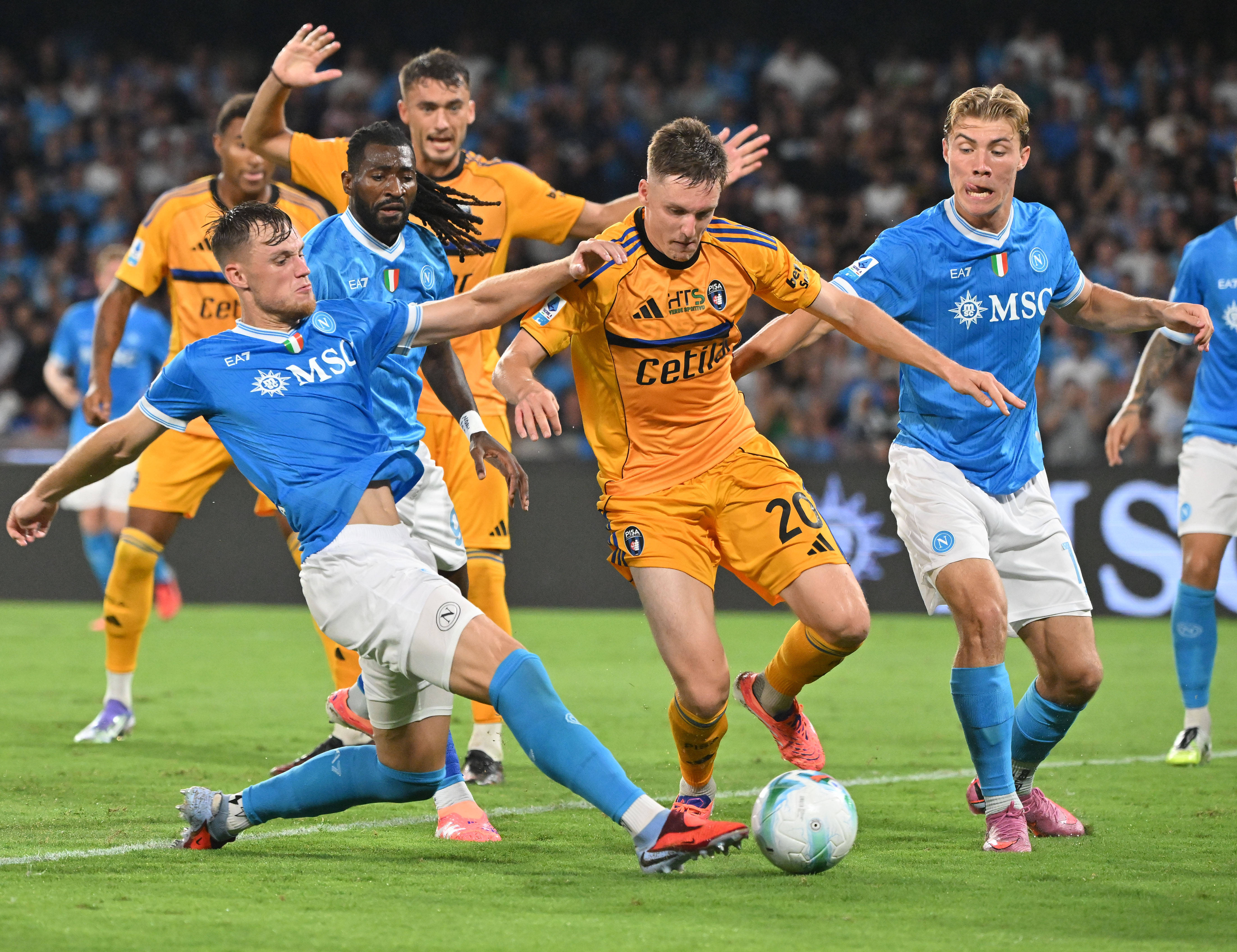 包含AC米兰训练开放日，赛后回应争议引欢呼，意甲在即，赛程密集仍需轮换的词条