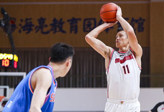 广东宏远迎西甲关键赛,转会期调整名单,引发热议,资深球员宣示担当 广东宏远迎西甲关键赛,转会期调整名单,引发热议,资深球员宣示担当