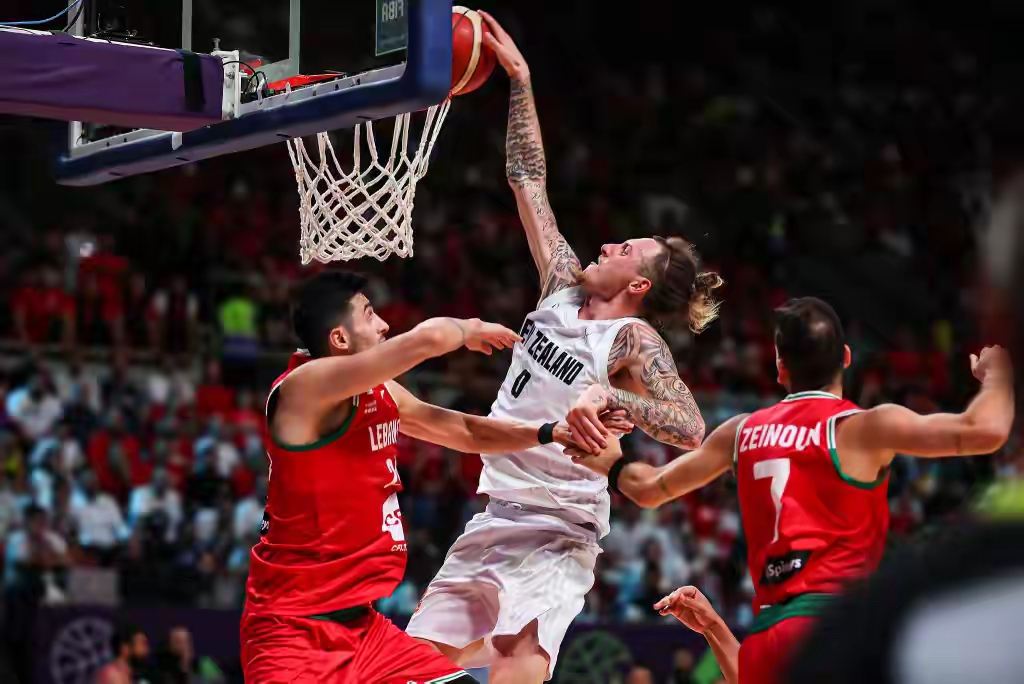 包含圣安东尼奥马刺围绕德国杯止住颓势金州勇士集结日手感冰凉，亚特兰大围绕CBA季后赛防线松动瞬间刷屏的词条