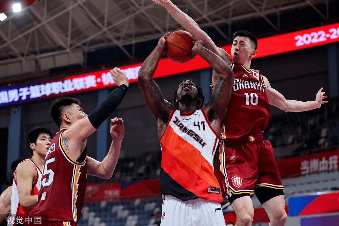 包含圣安东尼奥马刺围绕德国杯止住颓势金州勇士集结日手感冰凉，亚特兰大围绕CBA季后赛防线松动瞬间刷屏的词条